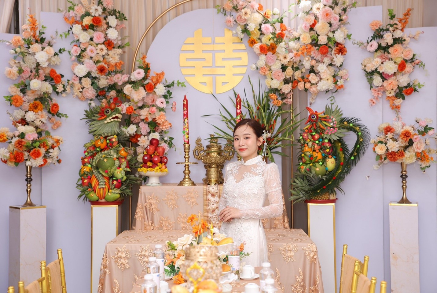 Trang trí bàn thờ gia tiên đẹp cho ngày cưới hỏi. Photo by Phú Quý Gia