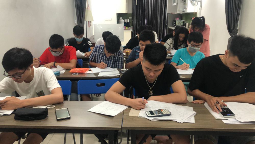 Trung tâm dạy thêm thường được chia theo nhóm hoặc lớp với đối tượng học viên chủ yếu là học sinh THCS và phổ thông