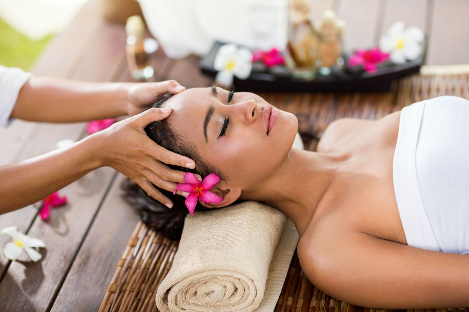 Top 4 cách massage đầu giảm rụng tóc thần kỳ - Nhà thuốc Long Châu