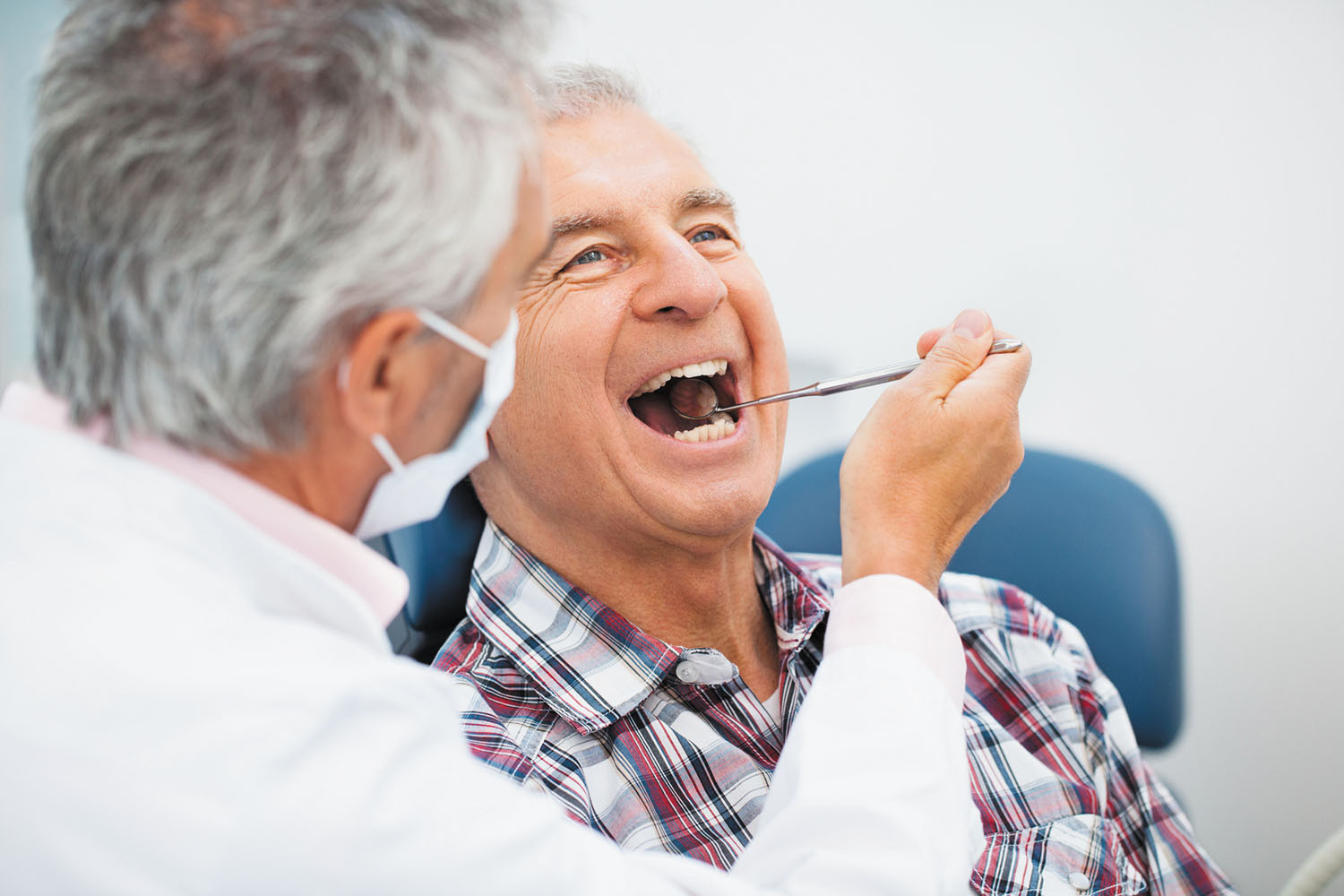 Trồng răng Implant là phương pháp phục hình phù hợp với người cao tuổi